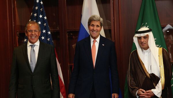 Serguéi Lavrov, ministro de Asuntos Exteriores de Rusia, John Kerry, secretario de Estado de EEUU, y Adel al Jubeir, ministro de Asuntos Exteriores de Arabia Saudí, en Doja, el 3 de agosto, 2015 - Sputnik Mundo