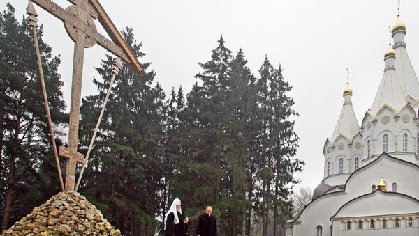 La cruz de madera y la iglesia de los Nuevos Mártires en Bútovo (Archivo) - Sputnik Mundo