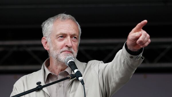 Labour MP Jeremy Corbyn speaks to protesters following a march against the British government's spending cuts and austerity measures in London on June 20, 2015. - Sputnik Mundo