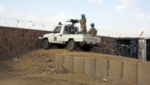 Peacekeepers stand guard at the entrance to the Minusma peacekeeping base in Kidal, Mali - Sputnik Mundo