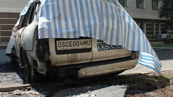 Anoche, varios coches de observadores de la OSCE fueron incendiados frente al hotel donde estos se alojaban en Donetsk - Sputnik Mundo
