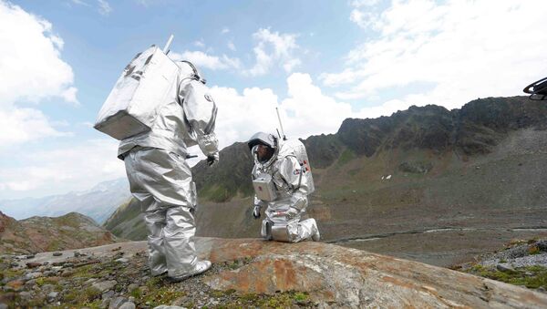 Inigo Munoz Elorza of Spain and Stefan Dobrovolny of Austria (R) take stone samples during a simulated Mars mission on Tyrolean glaciers in Kaunertal, Austria, August 7, 2015. - Sputnik Mundo
