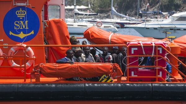 Migrantes africanos en el barco de Salvamento Marítimo de España - Sputnik Mundo