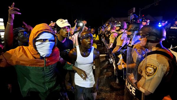 En Ferguson declaran estado de emergencia tras el aniversario de la muerte de Brown - Sputnik Mundo