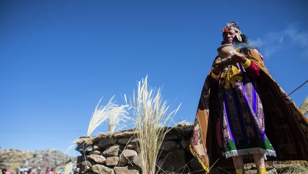 Indígena peruano vestido como rey inca - Sputnik Mundo