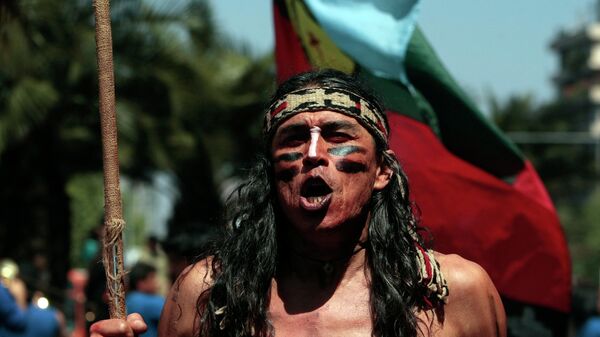 Mapuche participa en la marcha en apoyo de las demandas territoriales de los pueblos indígenas en Santiago, Chile - Sputnik Mundo