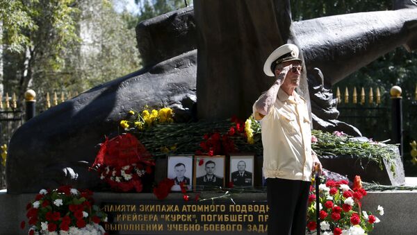 Ceremonia de homenaje a las víctimas de accidente de submarino Kursk - Sputnik Mundo