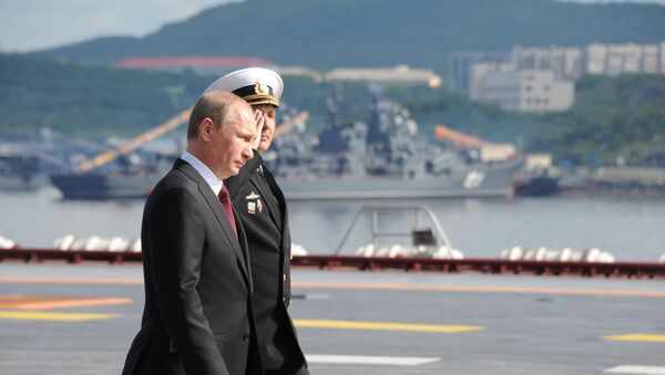 Presidente de Rusia, Vladímir Putin, a bordo del portaaviones Almirante de la Flota de la Unión Soviética Kuznetsov - Sputnik Mundo