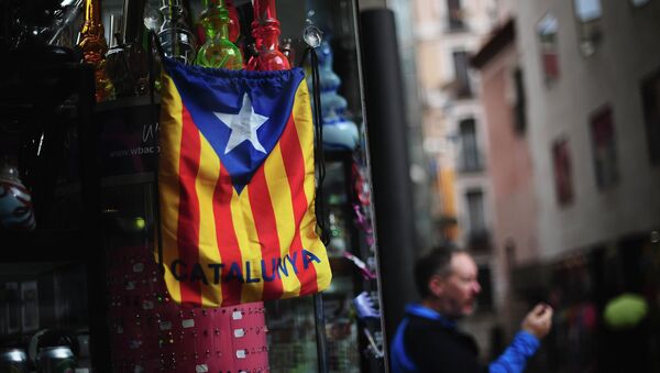 Saco de colores de bandera catalana independentista en Barcelona - Sputnik Mundo