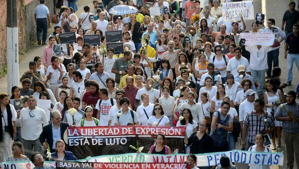 Manifestantes protestan exigiendo justicia por asesinatos de periodistas en Xalapa, México - Sputnik Mundo