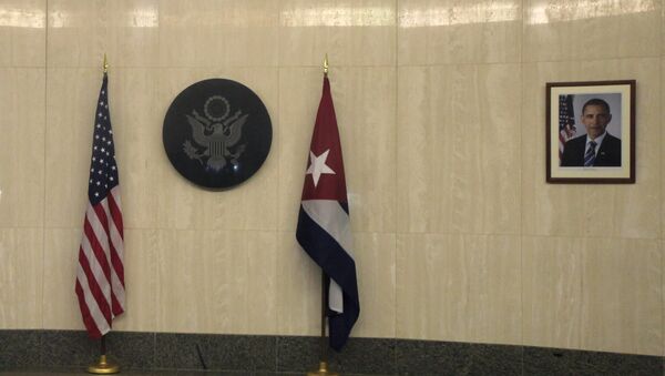 Banderas de EEUU y Cuba en la embajada de EEUU en La Habana - Sputnik Mundo