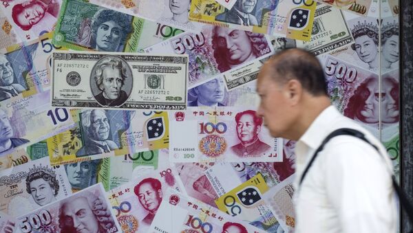 A man walks past an advertisement promoting China's renminbi (RMB) or yuan, U.S. dollar and Euro exchange services at foreign exchange store in Hong Kong, China, August 13, 2015 - Sputnik Mundo