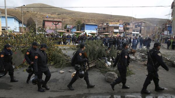 Police patrol as residents and miners block the main road of Carretera Central, as part of a protest at Doe Run metallurgical complex, in La Oroya, in the Andean region of Junin, Peru, August 12, 2015 - Sputnik Mundo
