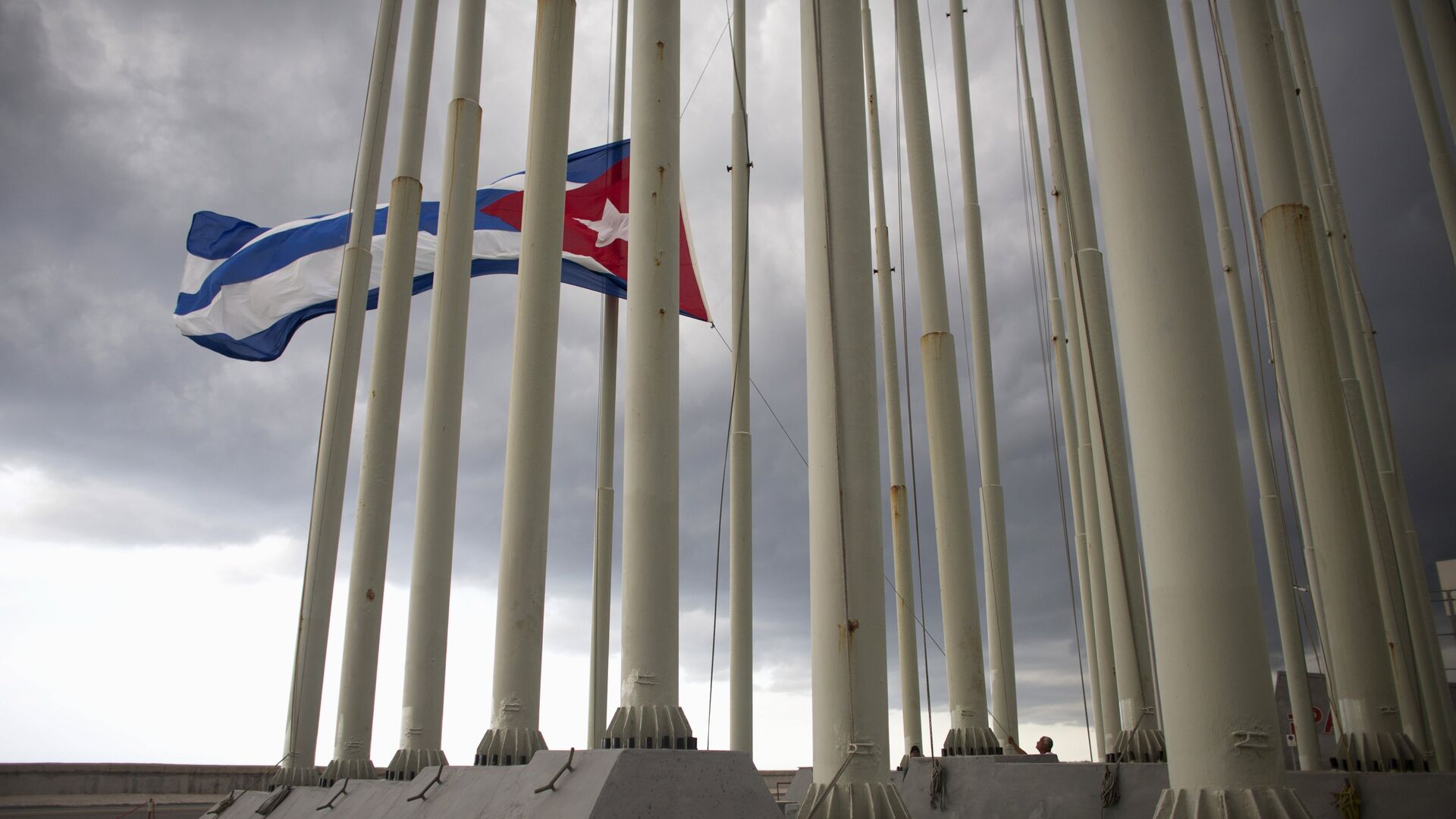 A man lowers the Cuban flag in Havana, August 15, 2015 - Sputnik Mundo, 1920, 09.02.2021