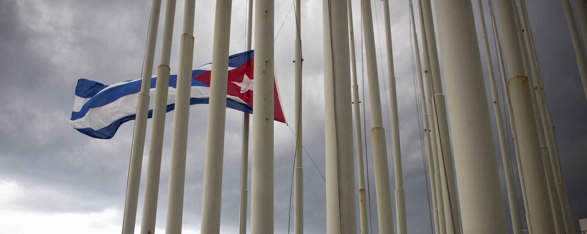 A man lowers the Cuban flag in Havana, August 15, 2015 - Sputnik Mundo, 1920, 19.04.2021