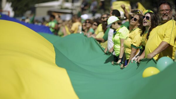 Miles de manifestantes gritan en Copacabana contra Dilma y “la amenaza comunista” - Sputnik Mundo