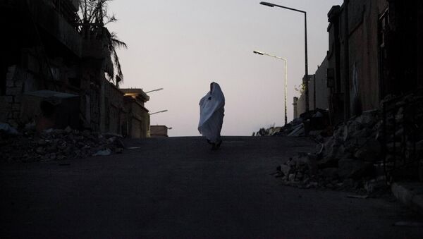 Una mujer libia va por las ruinas en Sirte, Libia, El 16 de julio del 2012. - Sputnik Mundo