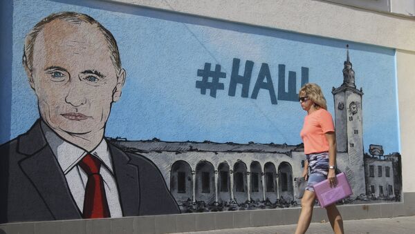Grafiti con el retrato de Putin y el hashtag #nuestro en Simferópol, Crimea - Sputnik Mundo