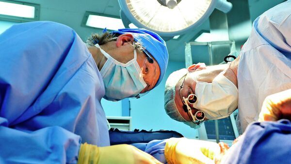 Doctores durante una operación - Sputnik Mundo