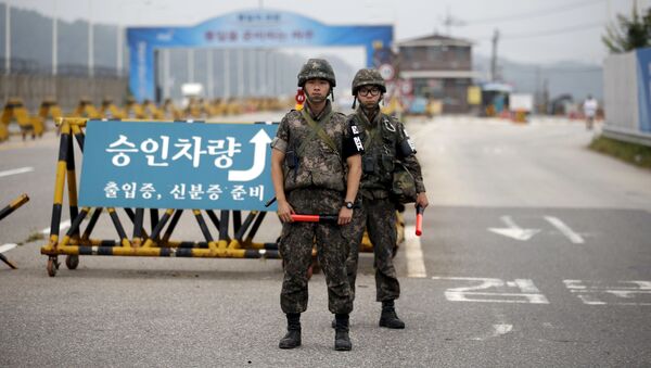 Южнокорейские солдаты стоят на контрольно-пропускном пункте разделяющей две Кореи в Пхаджу - Sputnik Mundo