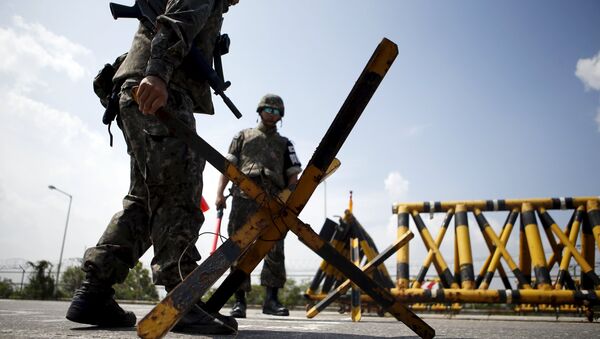 Militares surcoreanos en la zona desmilitarizada de Corea - Sputnik Mundo
