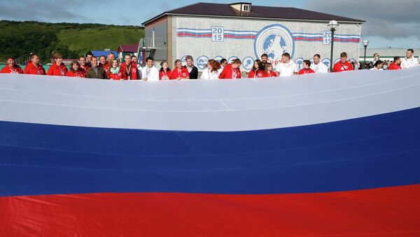 Medvédev celebra el Día de la Bandera Nacional en foro juvenil - Sputnik Mundo