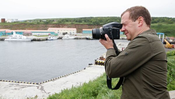 Dmitri Medvédev durante su visita a las islas Kuriles - Sputnik Mundo