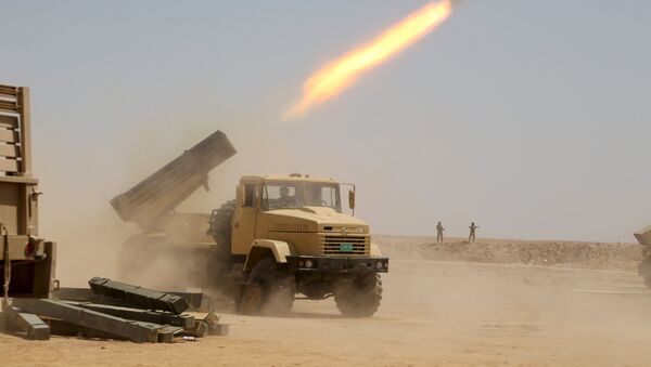 Iraqi security forces launch a rocket towards Islamic State militants on the outskirts of Anbar province, Iraq August 22, 2015 - Sputnik Mundo