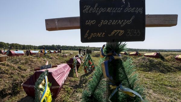 Fuñeral masivo de los soldados del ejército ucraniano, el 7 de agosto, 2015 - Sputnik Mundo