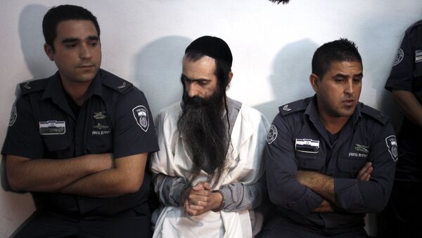 Yishai Schlissel (C) is escorted by security personnel at the Jerusalem Magistrates Court July 31, 2015. - Sputnik Mundo