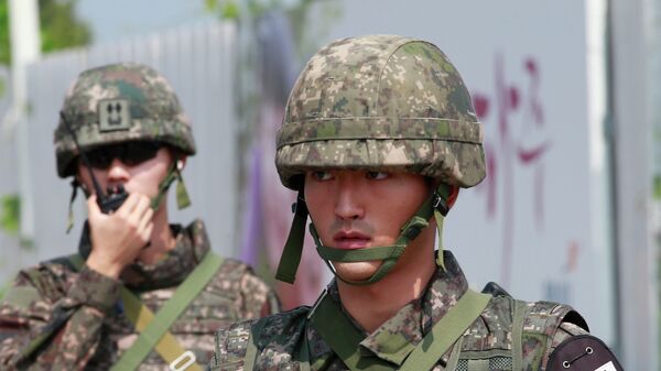 Soldados surcoreanos estan de guardia cerca de la zona desmilitarizada, el 23 de agosto, 2015 - Sputnik Mundo