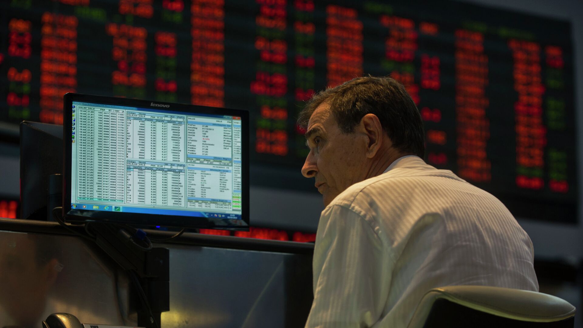 A system operator at Sao Paulo's Stock Exchange (Bovespa) looks at a monitor, in Sao Paulo, Brazil, on October 2, 2013.  - Sputnik Mundo, 1920, 30.12.2021