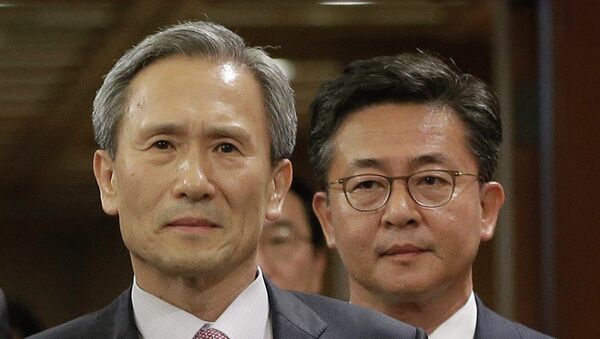 Kim Kwan-jin, jefe del equipo negociador surcoreano (izda,) - Sputnik Mundo
