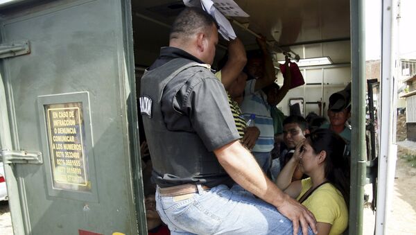 Colombianos indocumentados detenidos durante despliegue especial en Táchira - Sputnik Mundo