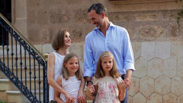 Familia Real: Rey Felipe VI, Reina Letizia con sus hijas la princesa Sofía y la princesa Leonor - Sputnik Mundo