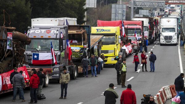 Transportistas bloquean una autopista en los accesos de Santiago durante una protesta, el 27 de agosto, 2015 - Sputnik Mundo