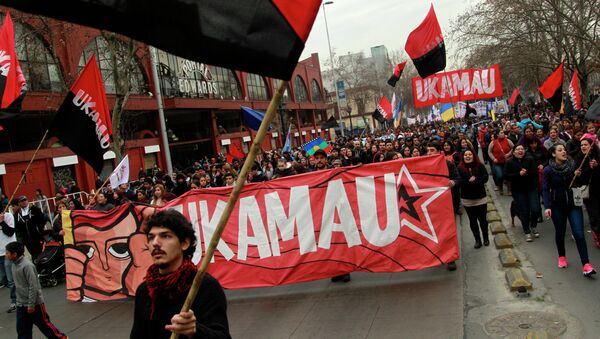 Estudiantes marchan contra la política de la educación universitaria en Santiago de Chile - Sputnik Mundo