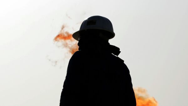 Trabajador de un campo petrolero en Sajir, Bahrein - Sputnik Mundo