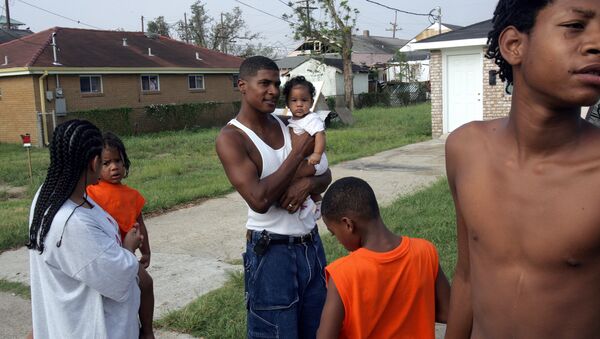 Una familia afroamericana regresa a su casa despúes de huricán Katrina en Nueva Orleans - Sputnik Mundo