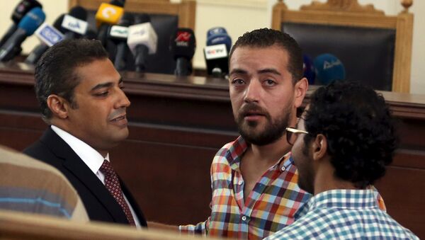 Periodistas de Al Jazeera Mohamed Fahmi y Baher Mohamed antes de escuchar veredicto - Sputnik Mundo