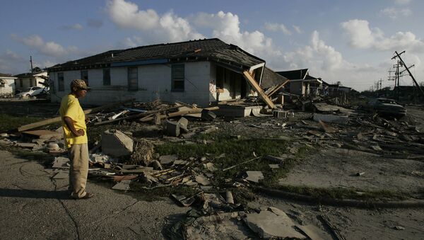 Un hombre afroamericano examina su casa destruida en un barrio de Nueva Orleans - Sputnik Mundo