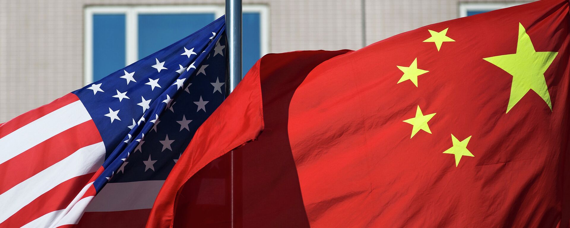 U.S. flag and China's flag flutter in winds at a hotel in Beijing Wednesday, Sept. 5, 2012 - Sputnik Mundo, 1920, 23.03.2021