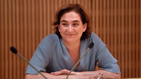 The new mayor of Barcelona Ada Colau smiles as she chairs the first meeting of the government commission at the Barcelona's city hall on June 17, 2015. - Sputnik Mundo