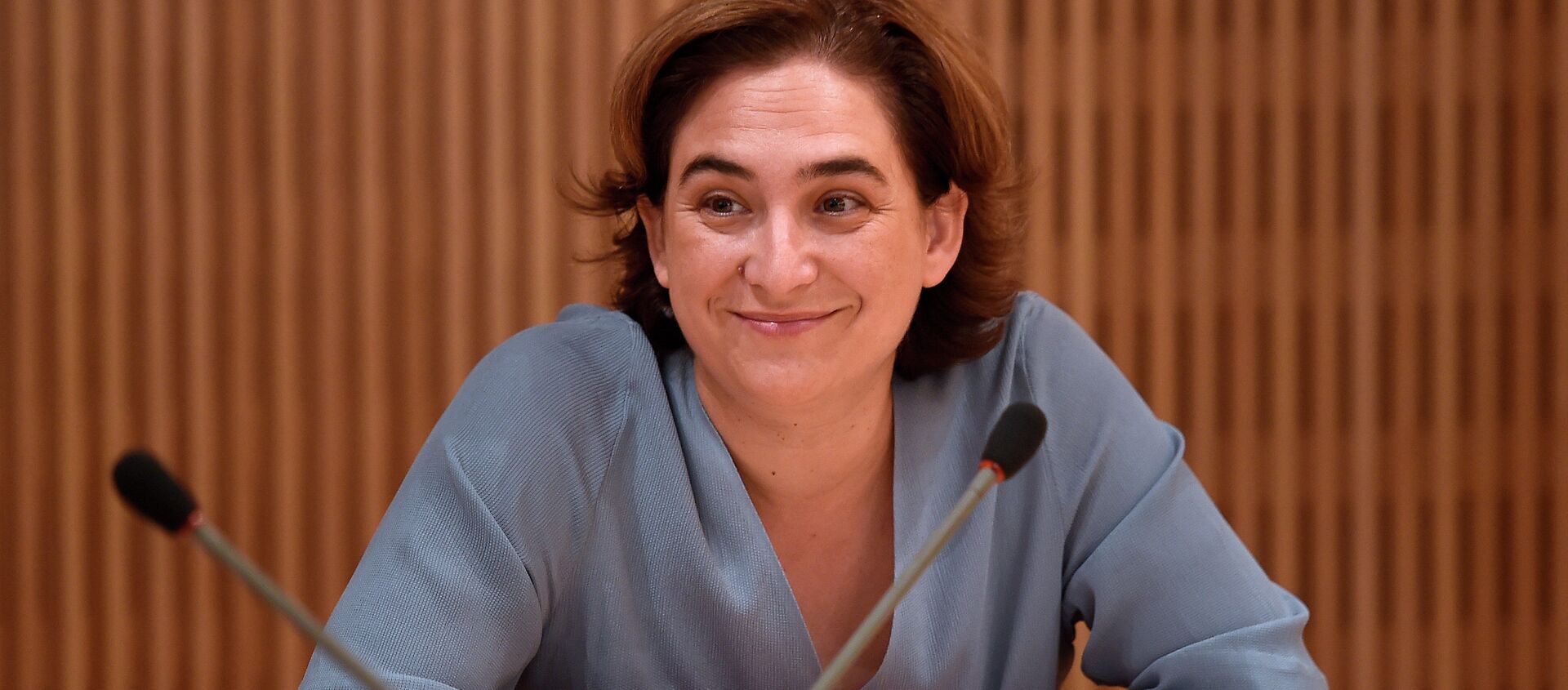 The new mayor of Barcelona Ada Colau smiles as she chairs the first meeting of the government commission at the Barcelona's city hall on June 17, 2015. - Sputnik Mundo, 1920, 04.02.2021