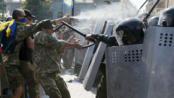 Enfrentamientos junto a la sede del Parlamento ucraniano - Sputnik Mundo