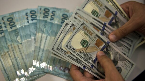 Billetes de real brasileño y de dólar norteamericano - Sputnik Mundo