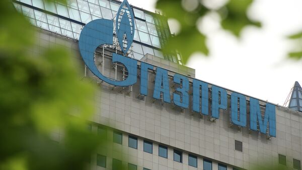 Logo de Gazprom en la sede de la compañía en Moscú - Sputnik Mundo