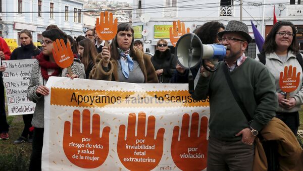 La manifestación en apoyo al proyecto de la ley del gobierno chileno que busca legalizar el aborto - Sputnik Mundo