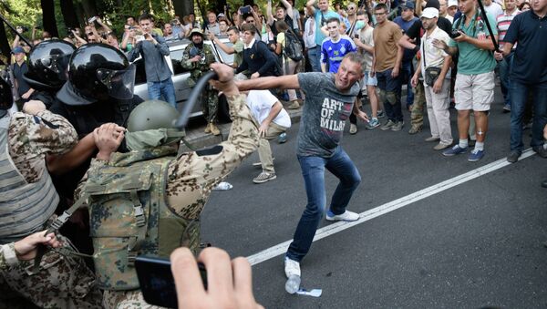 Enfrentamientos junto a la sede del Parlamento ucraniano - Sputnik Mundo