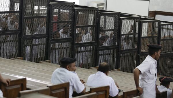 Activistas de la asociación Hermanos Musulmanes durante un juicio en Tribunal de Cairo - Sputnik Mundo